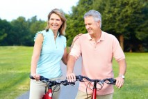 V menopauze je důležitý i aktivní životní styl - začněte chodit na dlouhé procházky nebo jezdit na kole. A zapojte i svého partnera.