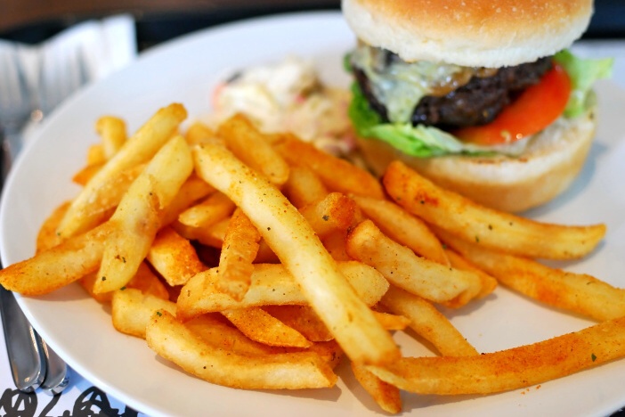 <span>Dietní oběd? Hranolky, hamburger ... to asi nebude to pravé. Fast-food dietní jídla nenabízí.</span>