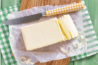 Tuky obsahují velké množství kalorií. 1 kg másla by vám pokrylo výdej energie nejméně na 3 dny.