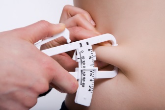 Velmi zjednodušeně platí, že u průměrné ženy by se kalorický příjem měl pohybovat v rozmezí 30 – 50 kcal na jeden kilogram tělesné váhy