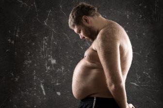 Jak postupně muži stárnou, jejich metabolismus se zpomaluje. To pak vede ke zvyšování váhy. U mužů se začíná tuk hromadit především na břiše
