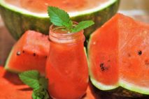 Vodní meloun = to je ten „klasický" meloun, velký, kulatý, na povrch zelený a uvnitř červený, který v dužině obsahuje spoustu semínek.