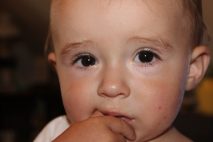 Barva očí u dítěte se obvykle začíná měnit kolem prvního roku života. Třeba černošská miminka mají po narození obvykle světlou barvu očí, a ta až postupně tmavne.
