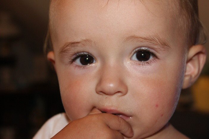 <span>Barva očí u dítěte se obvykle začíná měnit kolem prvního roku života. Třeba černošská miminka mají po narození obvykle světlou barvu očí, a ta až postupně tmavne. </span>