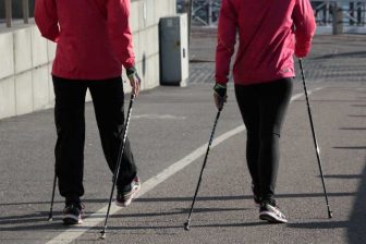 Jak zhubnout s holemi – Nordic walking a hubnutí