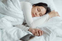 Abyste se pořádně vyslali, je potřeba spát nějakou minimální dobu. Na tom, jak budete po ránu čilí, se ale podílí i to, kdy se vzbudíte. Pokud se vzbudíte v nesprávnou fázi spánku, pak je celé probouzení pomalejší. V této kalkulačce si můžete spočítat doporučenou dobu spánku, a kdy jít spát, abyste ráno byli fit.