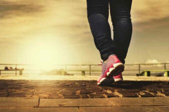 Pokud chcete zhubnout, nebo si zlepšit zdraví (a snížit riziko předčasného úmrtí), pak není nutné nachodit 10 000 kroků za den. Podle nejnovější vědecké studie, stačí jen necelé 4 tisíce kroků. Prokazatelný přínos, má už jenom 3867 kroků za den.
