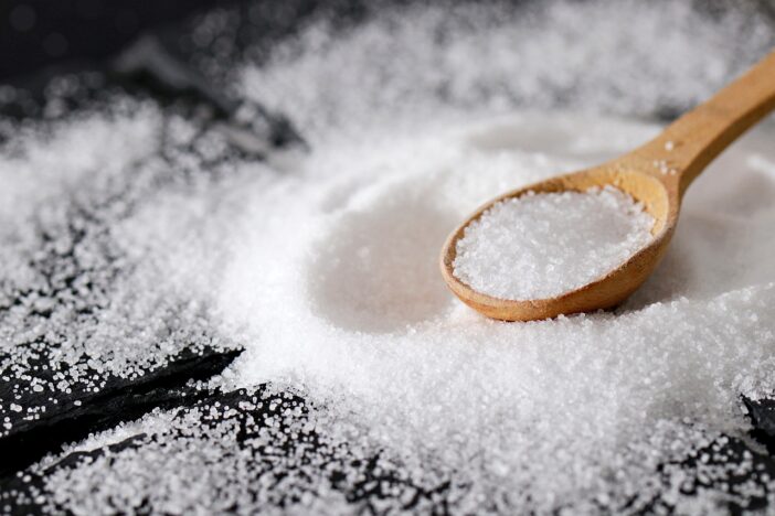 <span>Doporučená denní dávka soli, je cca 5 gramů na den. Doporučená denní dávka cukru je cca 30 gramů na den. Cukr i sůl, lidské tělo potřebuje. Nadbytečný příjem ale vyvolává různé zdravotní problémy. Nadbytek cukru nebo nadbytek soli, vás v konečném důsledku může i zabít.</span>